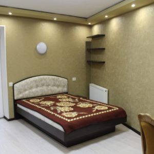 кровать с мягким изголовьем