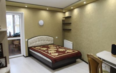 кровать с мягким изголовьем